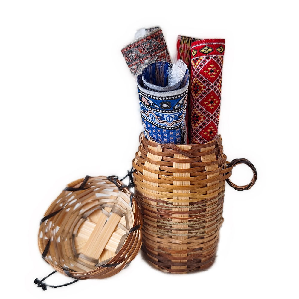 Korb mit drei Teppichen