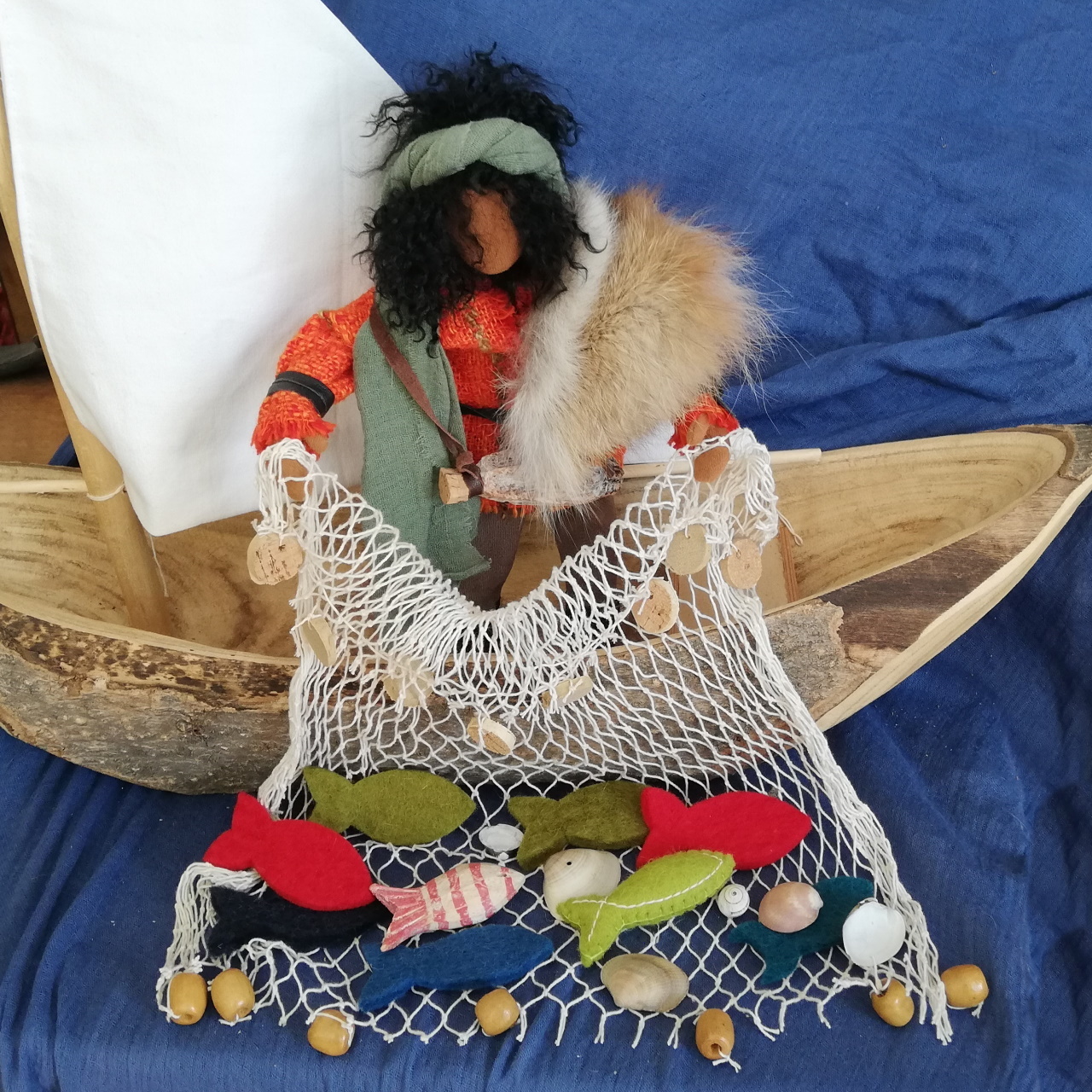 Fischernetz mit vielen Fischen