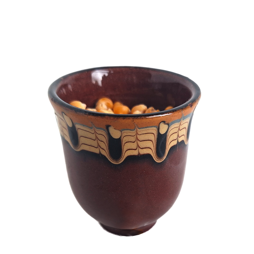 Gefäß mit schöner Lasur, gefüllt mit Mais