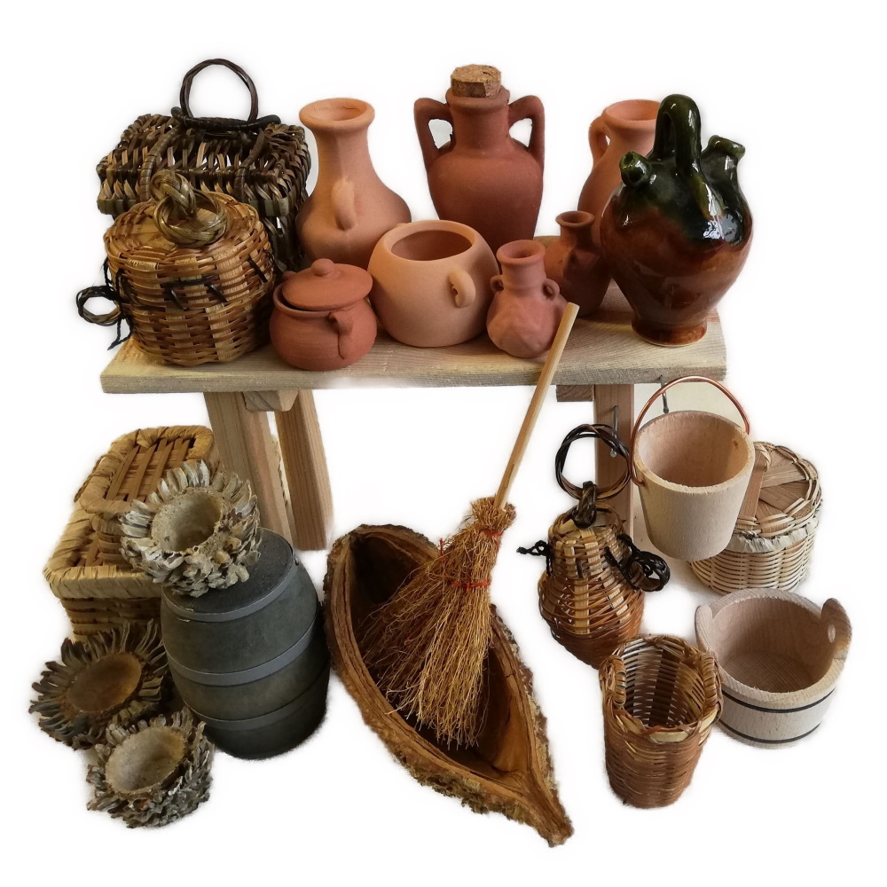 Marktstand mit Töpfen und Körben