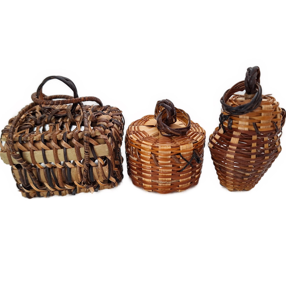 Drei geflochtene Körbe